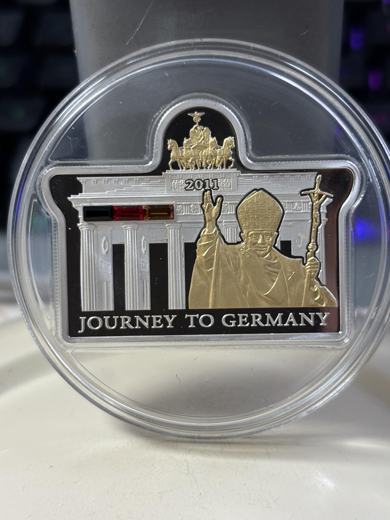 第185期拍卖 库克2011年教皇访问德国异形镶嵌水晶镀金银币，925银，25克，发行5000枚