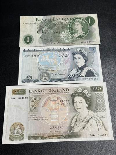 《外钞收藏家》第五百九十三期（精品场）（本平台长期征集拍品、欢迎藏友们联系合作） - 英国C序列1镑+D序列5和50镑 5镑近全新 其他非全新