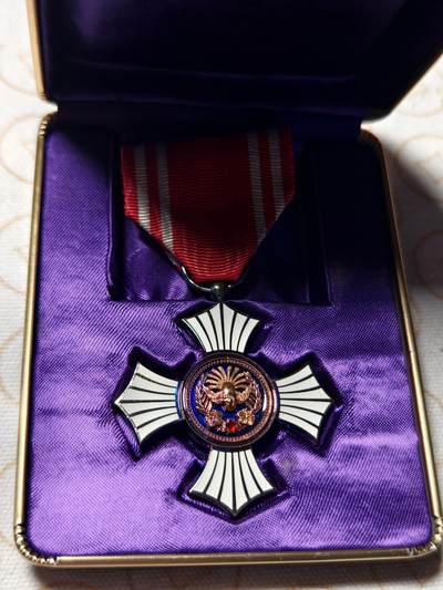 抚柳草堂-首期章牌钱币 限时免佣 满百包邮 放漏专场 - 赤十字金色有功章 银质七宝烧 工艺很好品相也很好 重33.9g