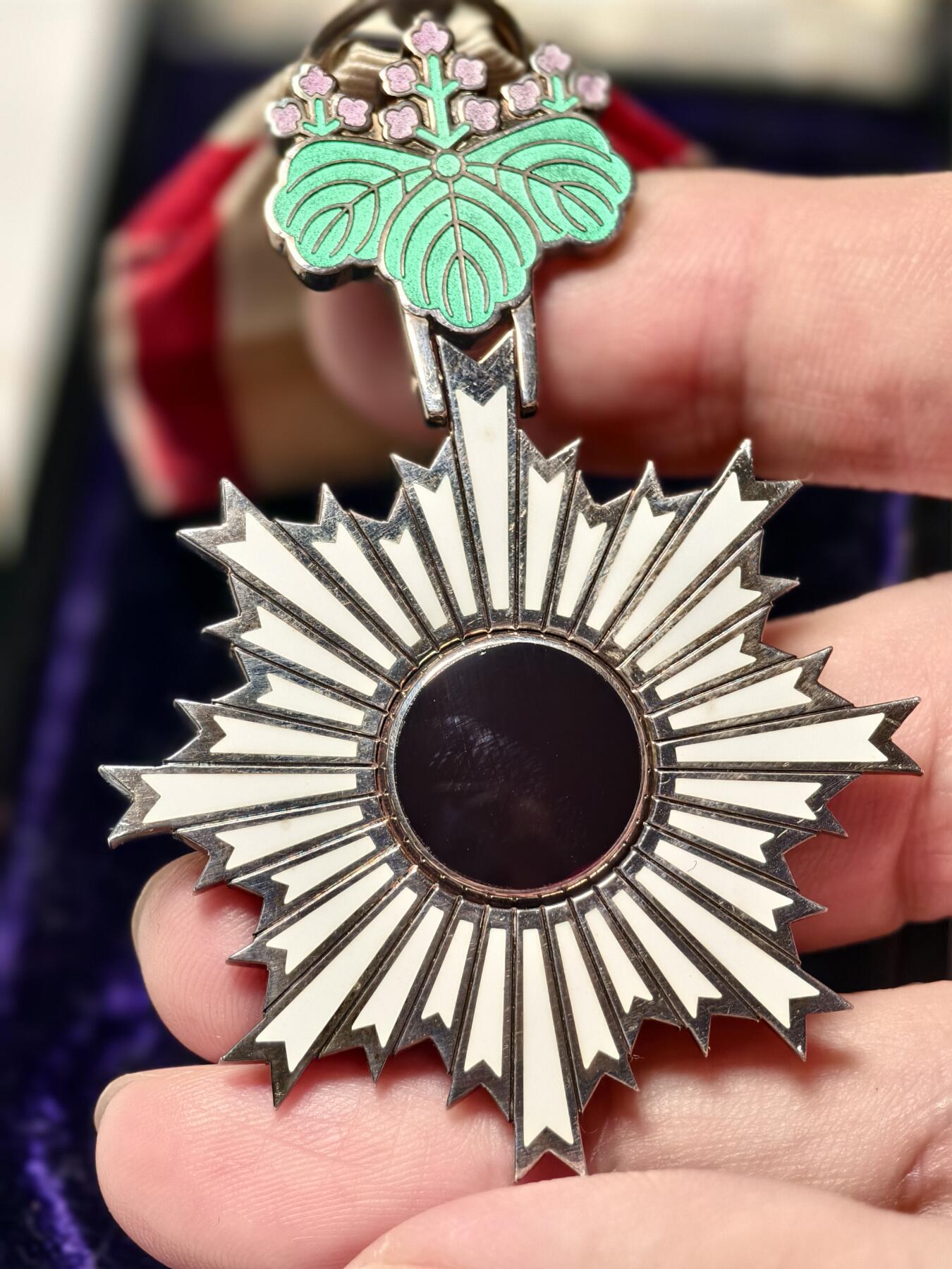 抚柳草堂-首期章牌钱币 限时免佣 满百包邮 放漏专场 勋六等单光旭日章 原盒好品银质珐琅完美 重36g