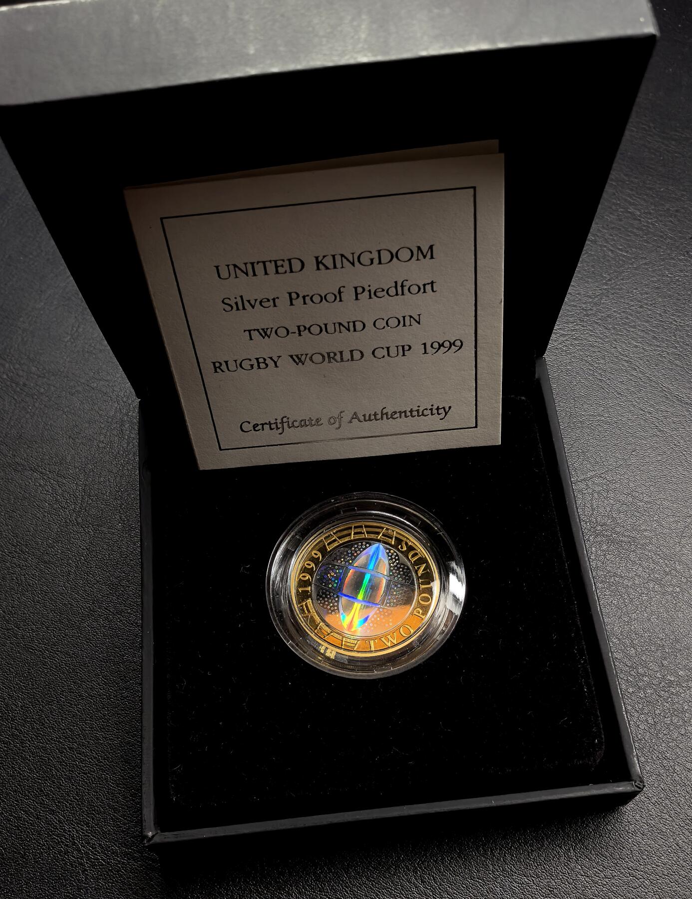 凡希社世界钱币微拍月度大拍（2025/12） 1999英国英式橄榄球环彩镀金2英镑银币，原厂盒证全品。