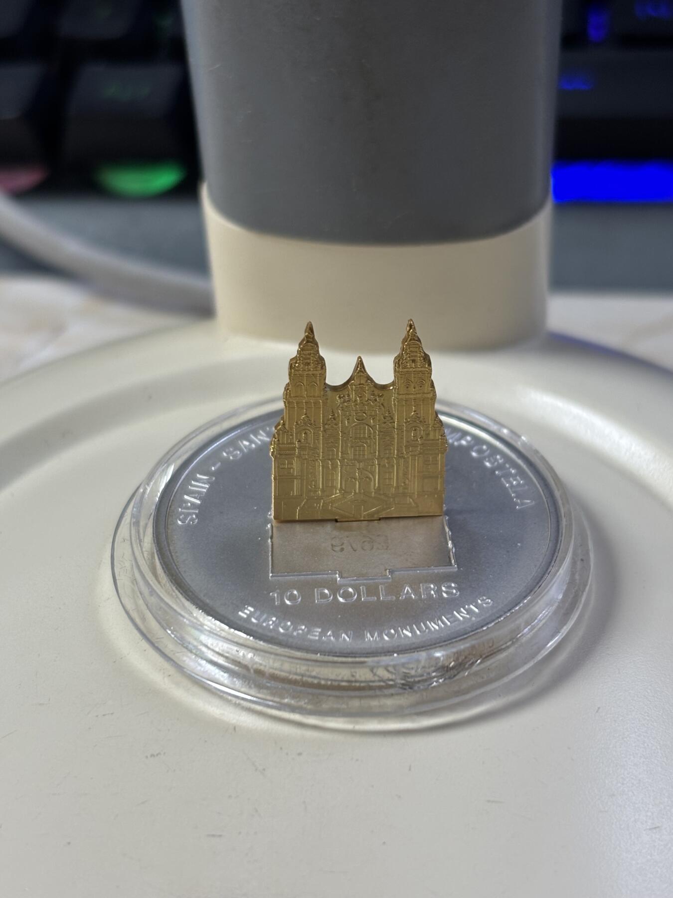 第185期拍卖 瑙鲁2006年 欧洲地标-西班牙圣地亚哥主教座堂立体部分镀金精制银币， 1盎司，999银 发行量：2000枚