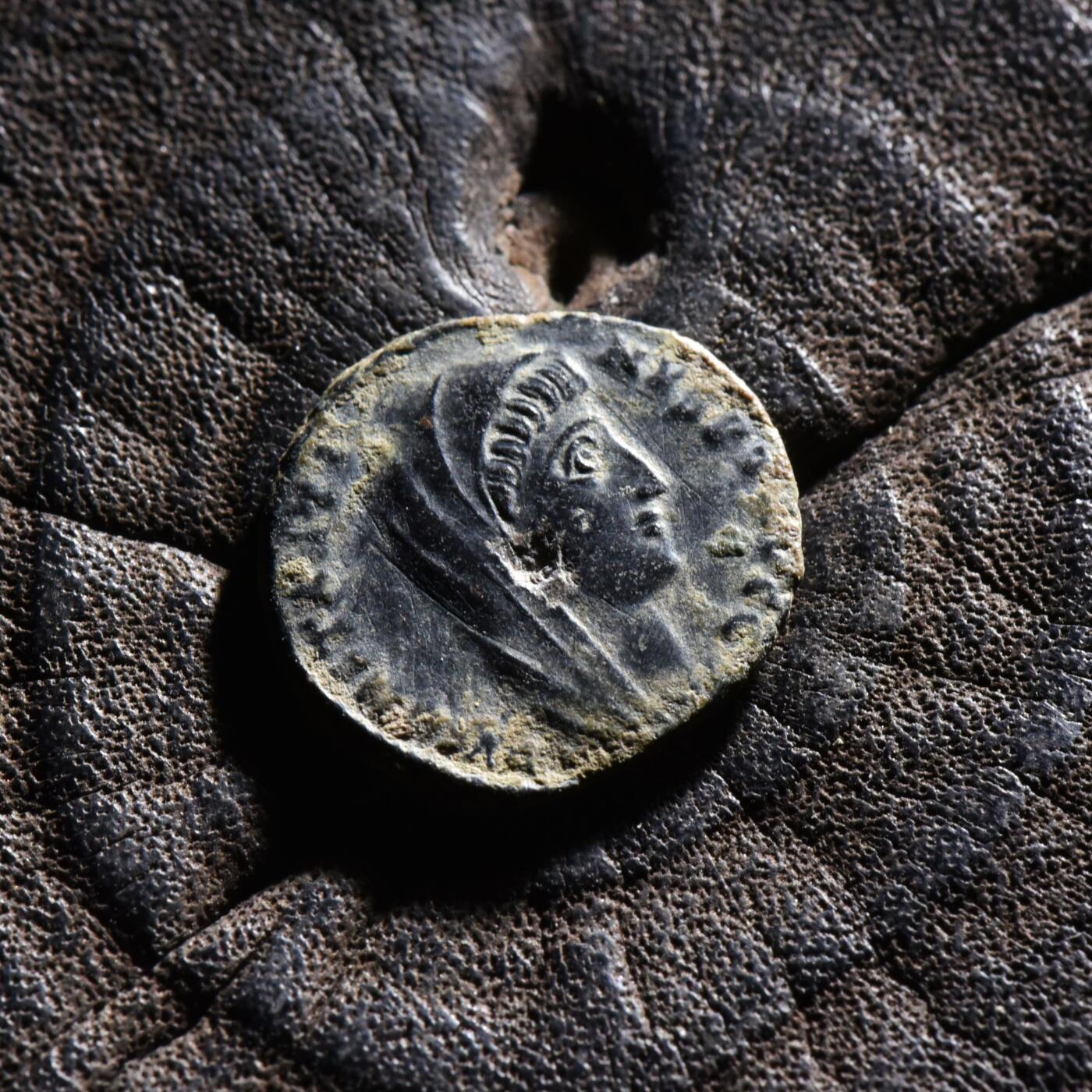 【良泉】【元旦直播场】1月1日晚19.30点开拍！208组西方古代钱币、日本朝鲜花钱 【美品】公元347-348年【古罗马】君士坦丁大帝“站像版”追思币，安条克造币厂，1.49克