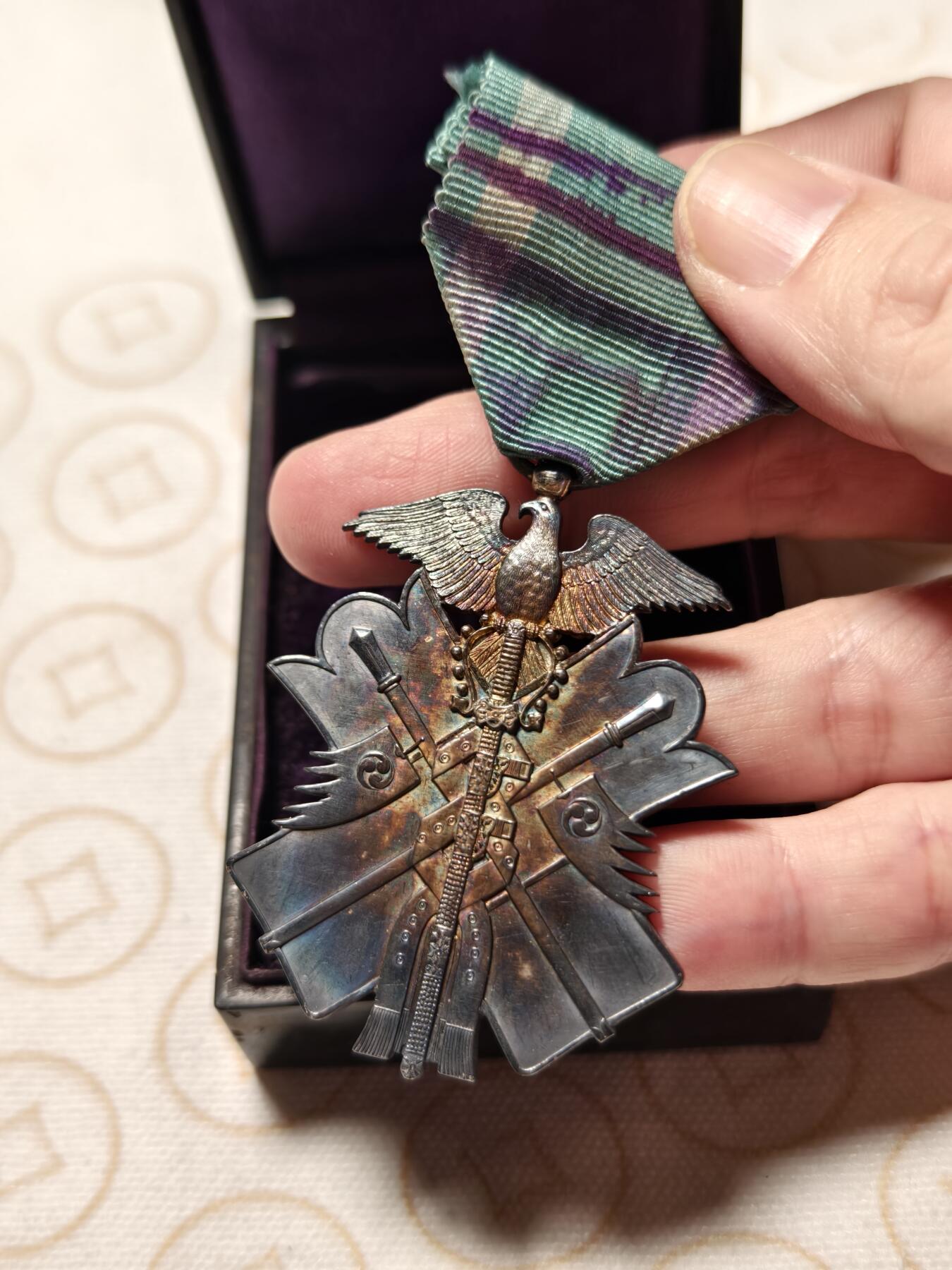 抚柳草堂-首期章牌钱币 限时免佣 满百包邮 放漏专场 七鸟 勋七级金鵄章 银质局部镀金 品相如图