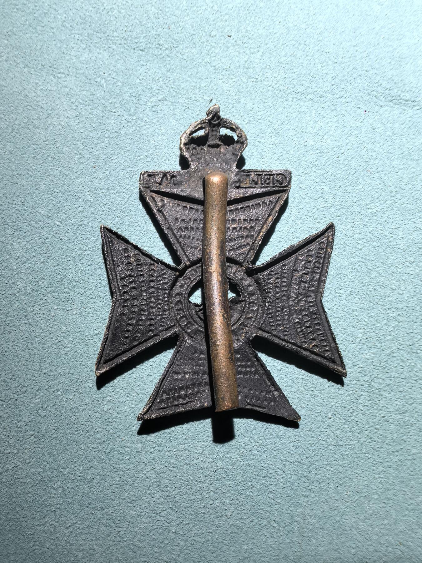 盛世勋华——号角文化勋章邮票专场拍卖第293期 英国一战时期国王皇家步枪兵团帽徽，1756年以“皇家美洲团”为名在北美组建，最初编号第62步兵团，1757年改为第60步兵团 1830年正式定名“国王皇家步枪团”，1966年与其他部队合并为“皇家绿夹克团”，2007年归入“步枪团”成为其第2营。  ◦ 参与过七年战争、拿破仑战争、两次世界大战等关键战役，是英国陆军中最早装备贝克步枪的单位之一。