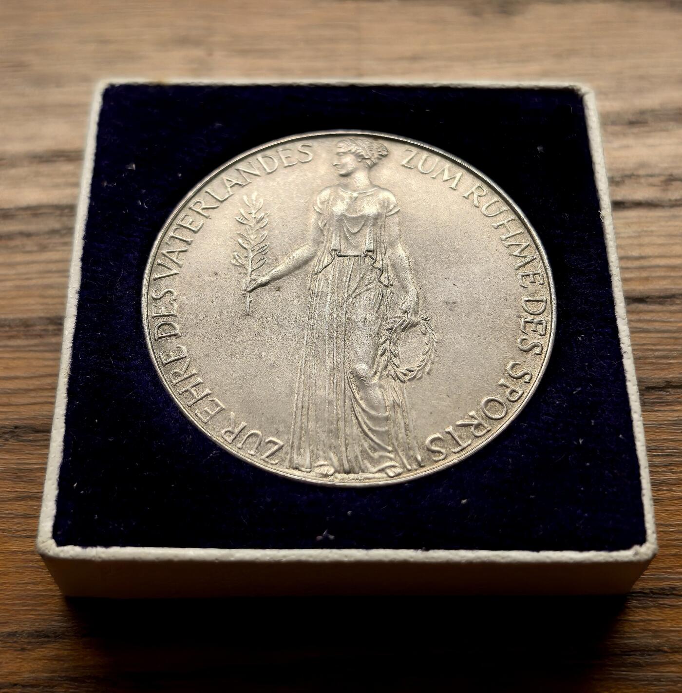 凡希社世界钱币微拍月度大拍（2025/12） 1936德国柏林奥运会纪念银章UNC，原盒罕见，保存状态极佳。