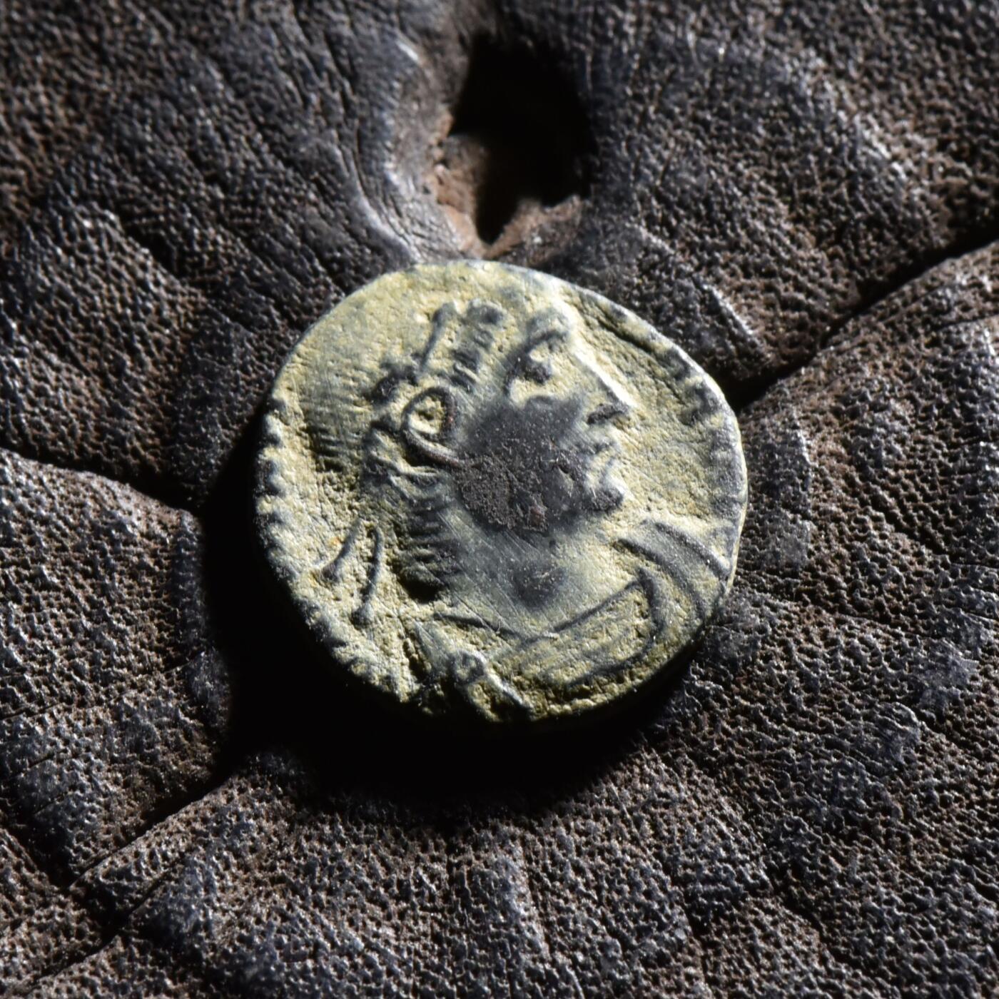 【良泉】【元旦直播场】1月1日晚19.30点开拍！208组西方古代钱币、日本朝鲜花钱 【发丝清晰】公元337-361年【古罗马】君士坦提乌斯二世“士兵军旗”铜币，1.3克