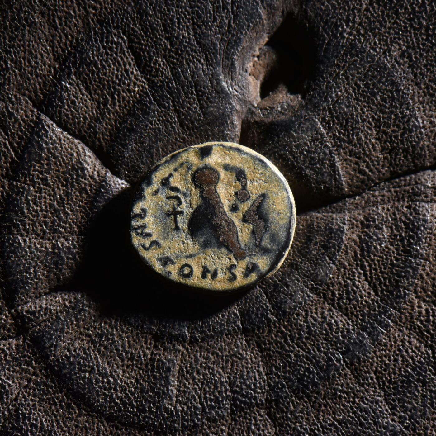 【良泉】【元旦直播场】1月1日晚19.30点开拍！208组西方古代钱币、日本朝鲜花钱 【微型】公元395-408年【古罗马】东罗马帝国，阿尔卡狄乌斯“胜利女神俘虏蛮族”铜币，君士坦丁堡造币厂打制，1.27克