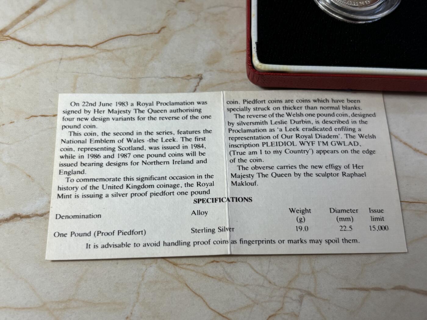 第185期拍卖 英国1985年 王冠系列-韮葱和王冠（威尔士）1英镑精制加厚纪念银币 19克.925银 发行量：15000枚