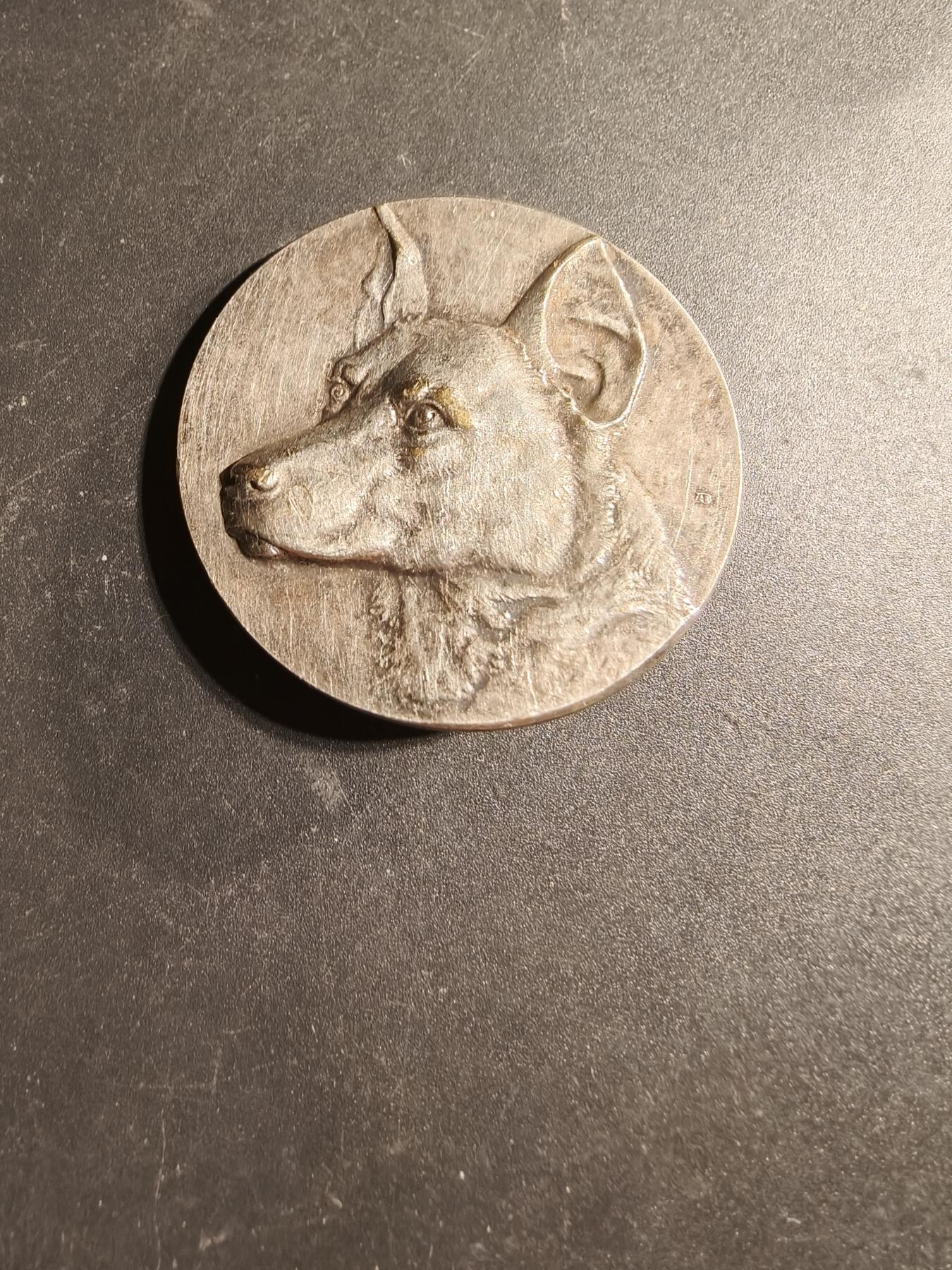 老王徽章第169期 法国宠物犬博览会镀银大铜章    直径44mm.    重量40.8g