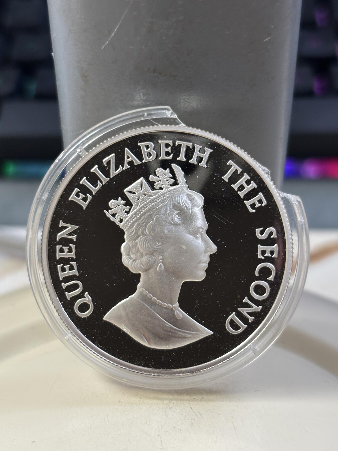 第185期拍卖 福克兰1987年野生动物基金会系列企鹅精制纪念银币，925银，28.28克，发行25000枚，塑料盒有破【银价378】