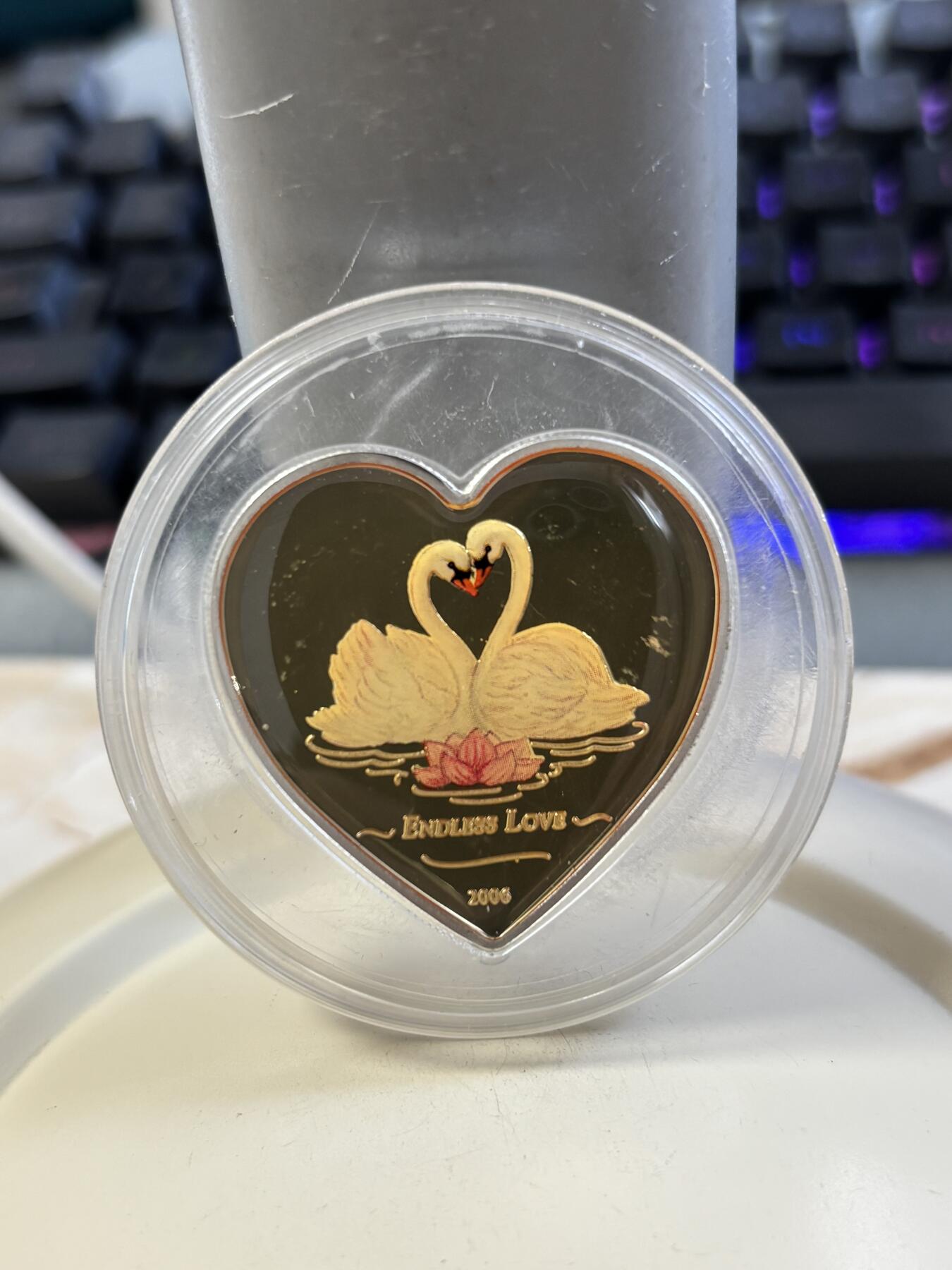 第185期拍卖 利比里亚2006年白天鹅爱情桃心形彩色纪念银币，925银，25克，发行2500枚