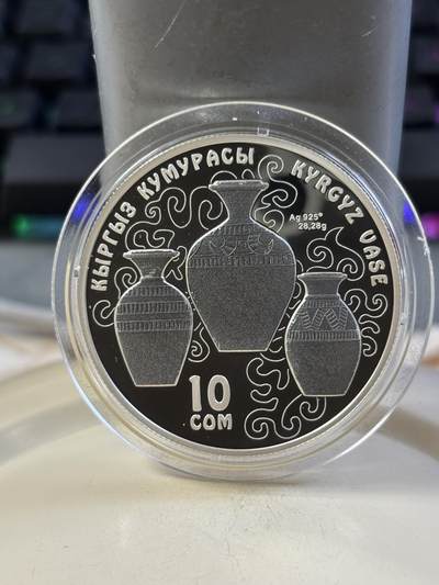 第185期拍卖 - 吉尔吉斯斯坦2019年哈加纳特时代手工花瓶纪念银币，925银，28.28克，发行1000枚【银价378】