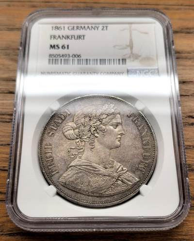 凡希社世界钱币微拍月度大拍（2025/12） - 1861德国法兰克福少女2泰勒大银NGC-MS61，通体迷人的紫金彩。（附视频）