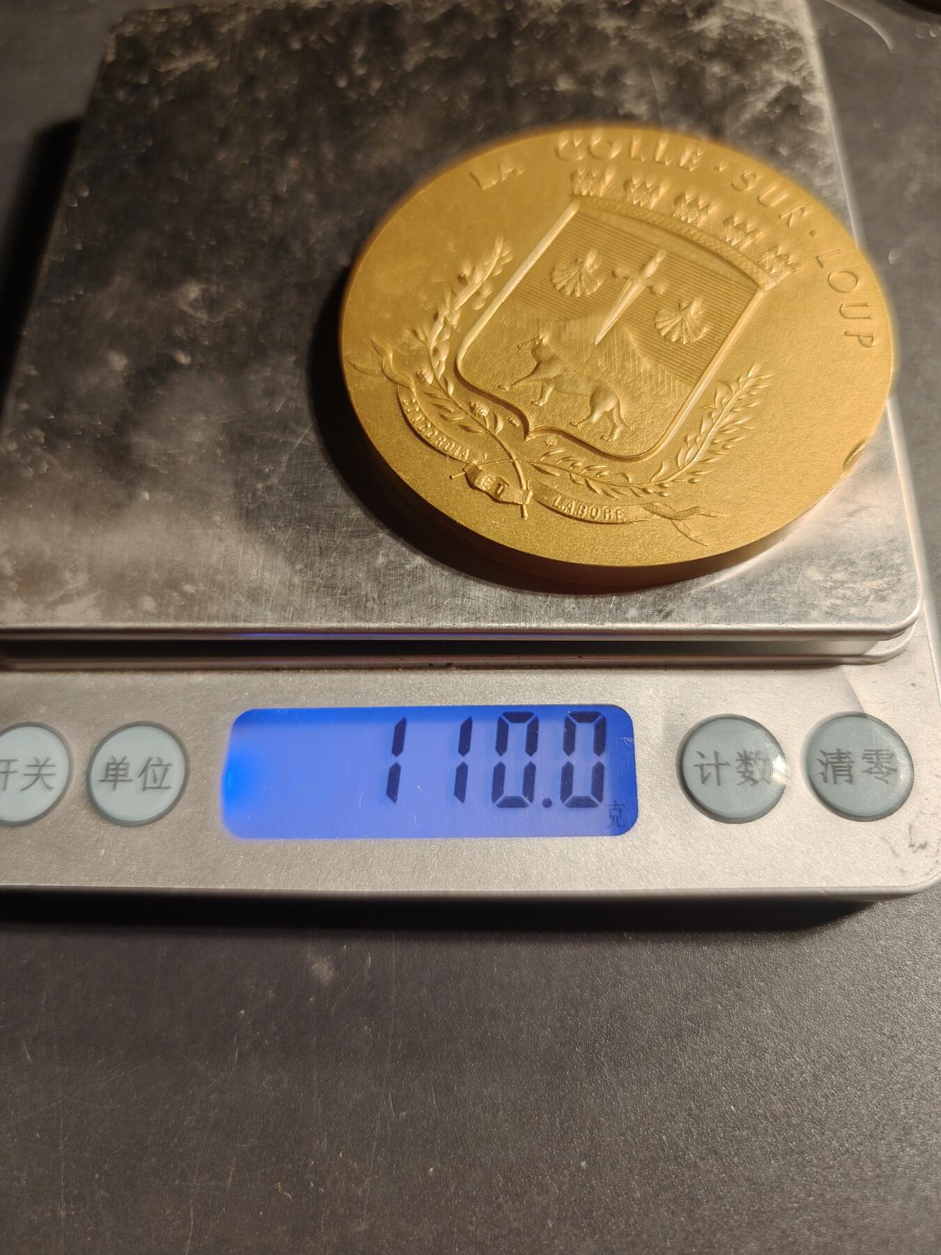 老王徽章第169期 法国东南部阿尔卑斯滨海省卢普河市镀金大铜章     直径58mm.    重量110g