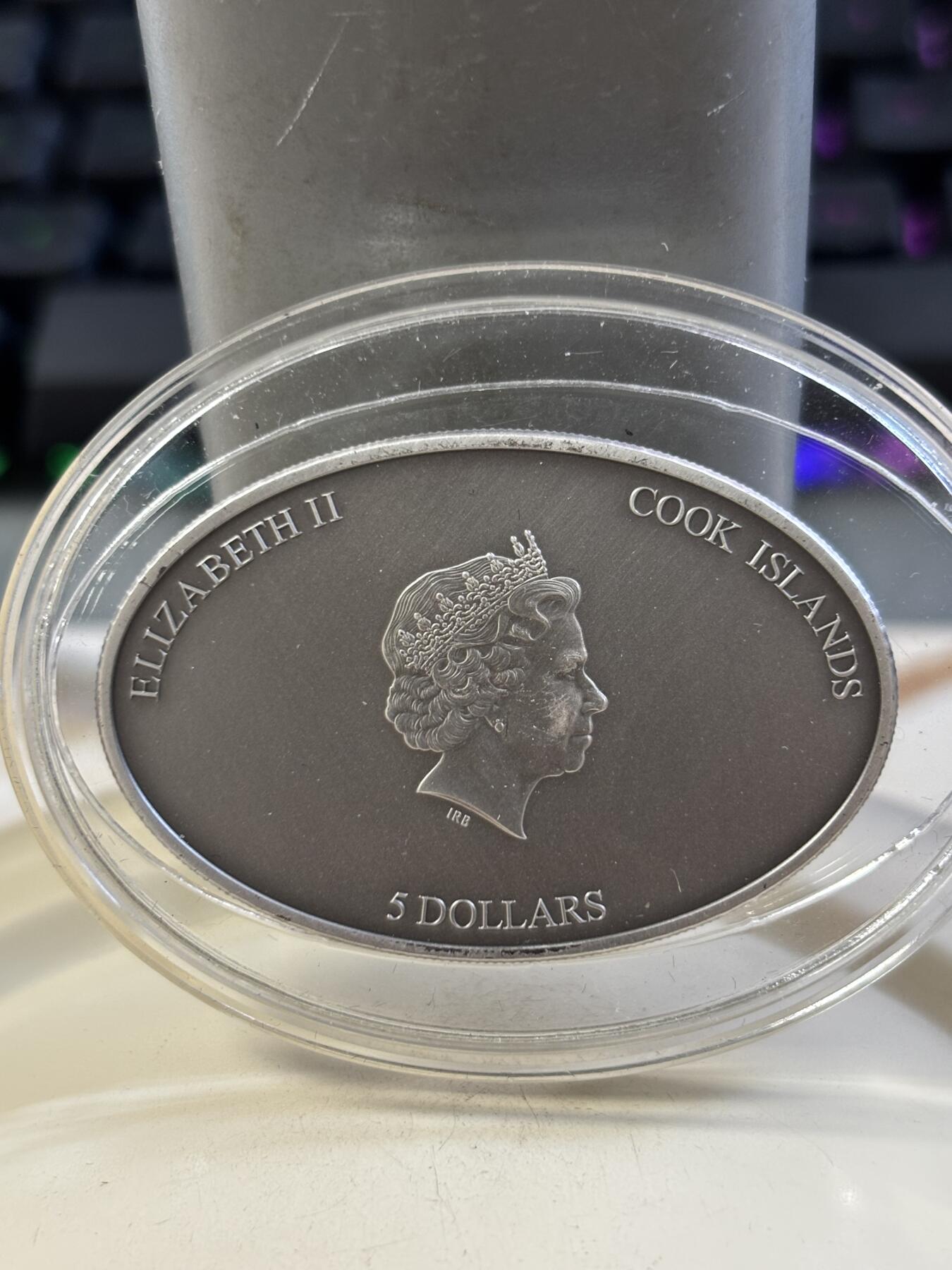 第185期拍卖 库克群岛2012年纳米芯片系列(1)–西斯廷教堂《创世纪》壁画椭圆形仿古纪念银币，999银，25克，发行999枚