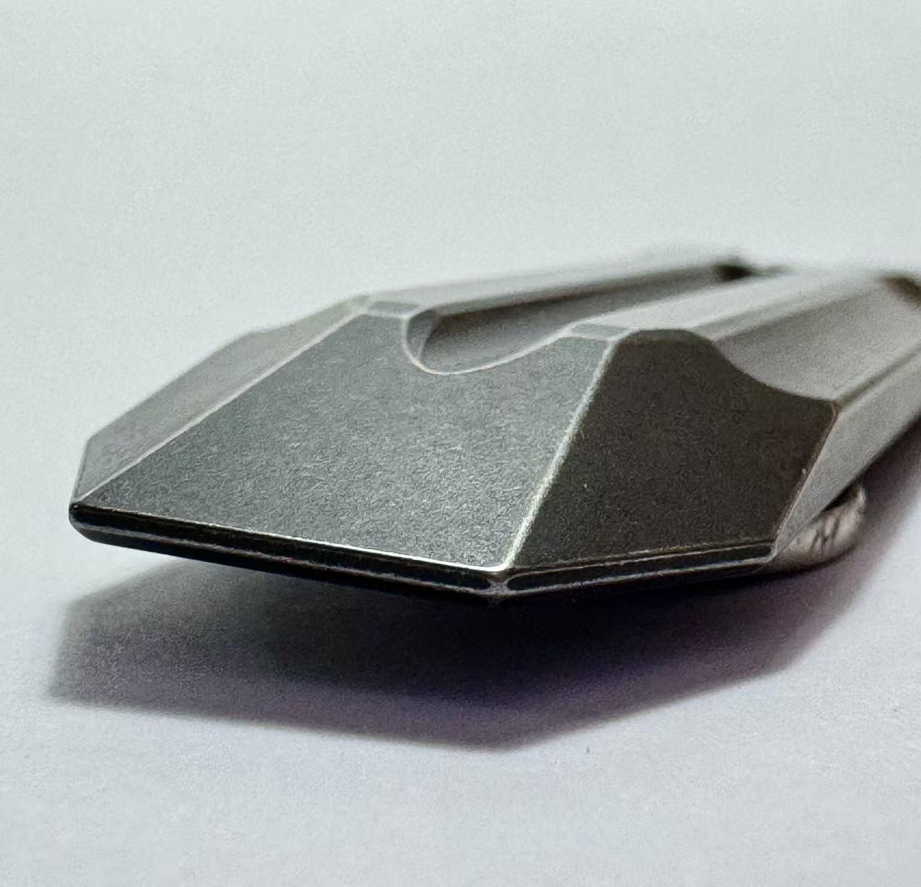 零元拍：D4 ONE EDC 户外随身扁头撬棒拆卸工具钛金属撬棍多功能战术酷棍挂扣83/23/6MM，参考价：245