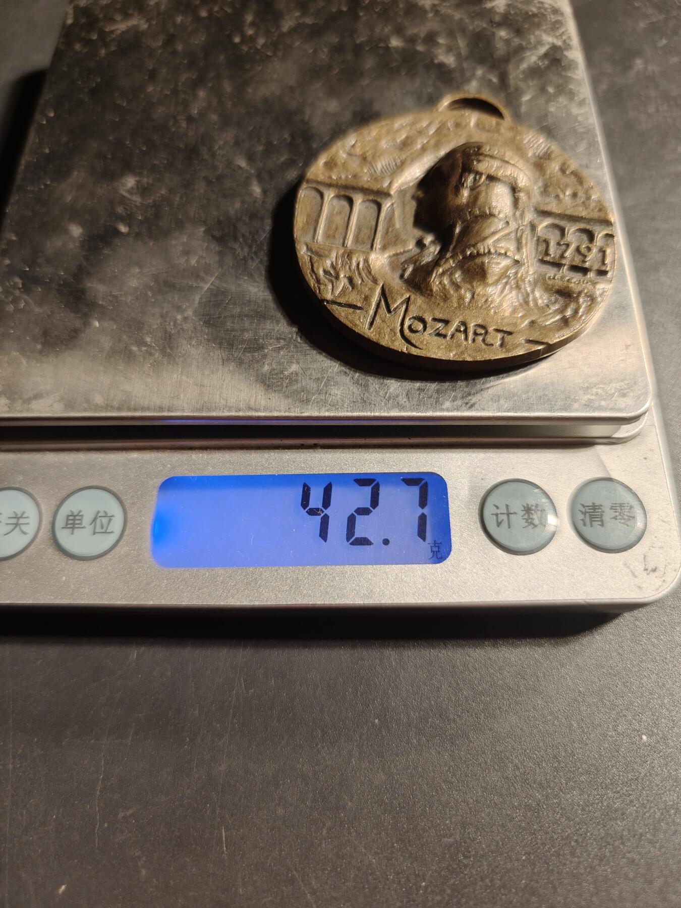 老王徽章第169期 法国1991年第16届巴黎-凡尔赛长跑比赛铜奖者    这项比赛，也被称为“经典长跑”，每年在巴黎和凡尔赛之间举行，全程约16公里。 该奖章正面纪念了著名作曲家莫扎特逝世200周年     直径50mm.     重量42.7g