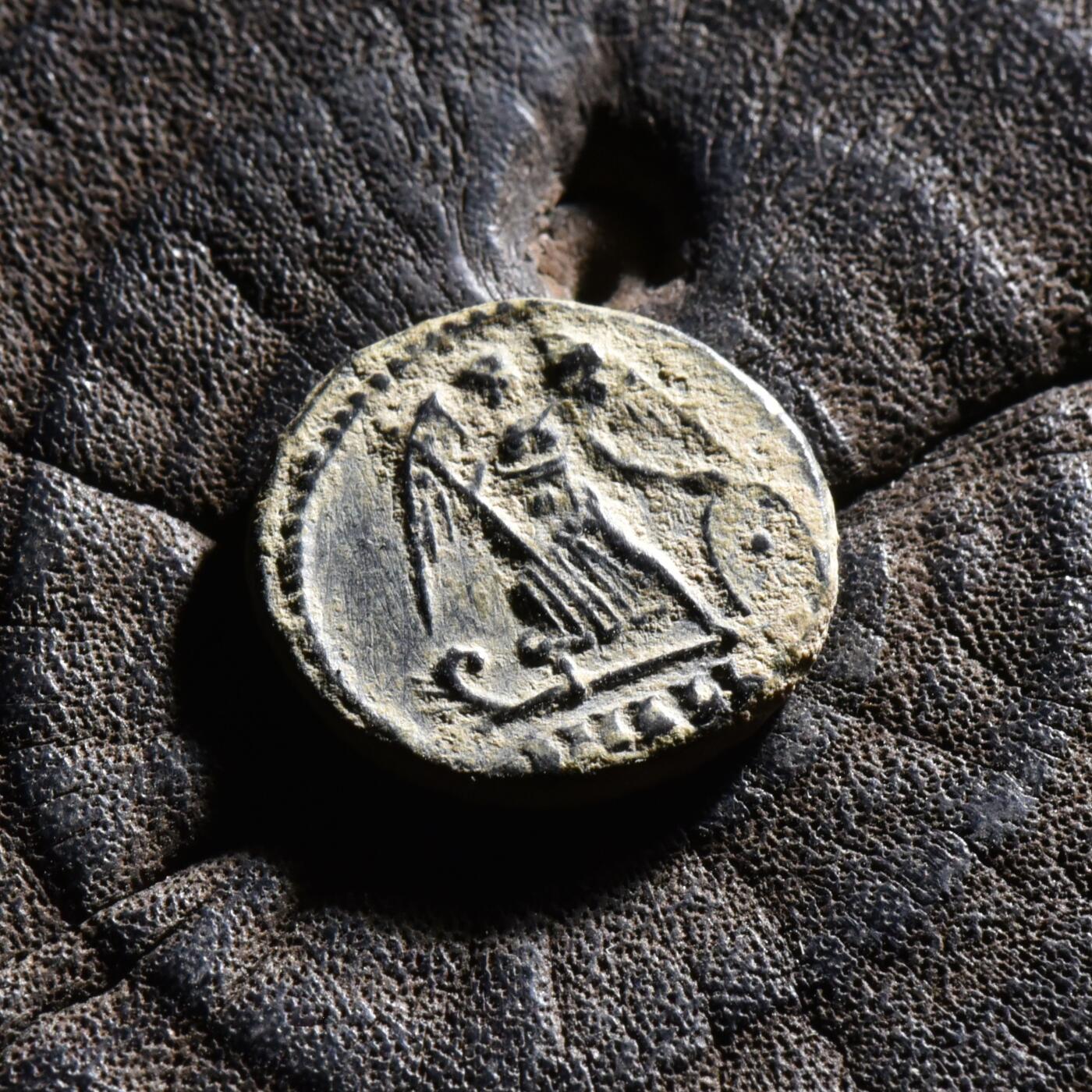 【良泉】【元旦直播场】1月1日晚19.30点开拍！208组西方古代钱币、日本朝鲜花钱 【极美品】公元330-340年【古罗马】君士坦丁大帝“胜利女神”铜币，君士坦丁堡迁都纪念，1.9克