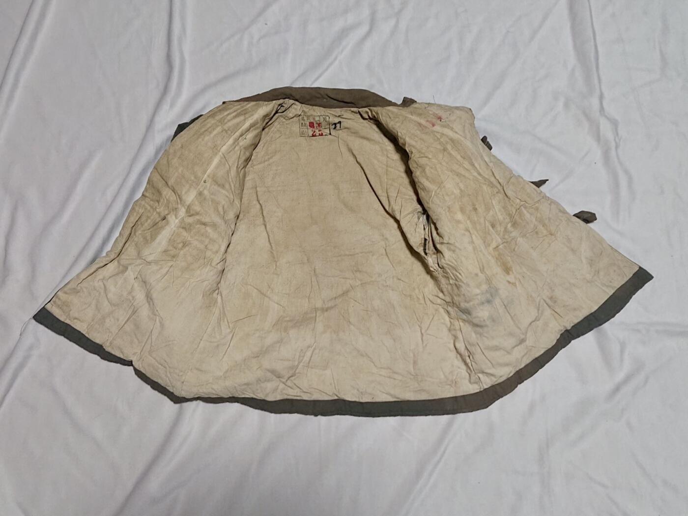 【第叁場】近代勋奖章徽章服饰杂项专场 鸭绿江畔 保家卫国—人民军立领冬服 华东军需部制，后为文工团收录，肩宽约43cm 袖长约52cm 胸围约92cm 裤长约97cm