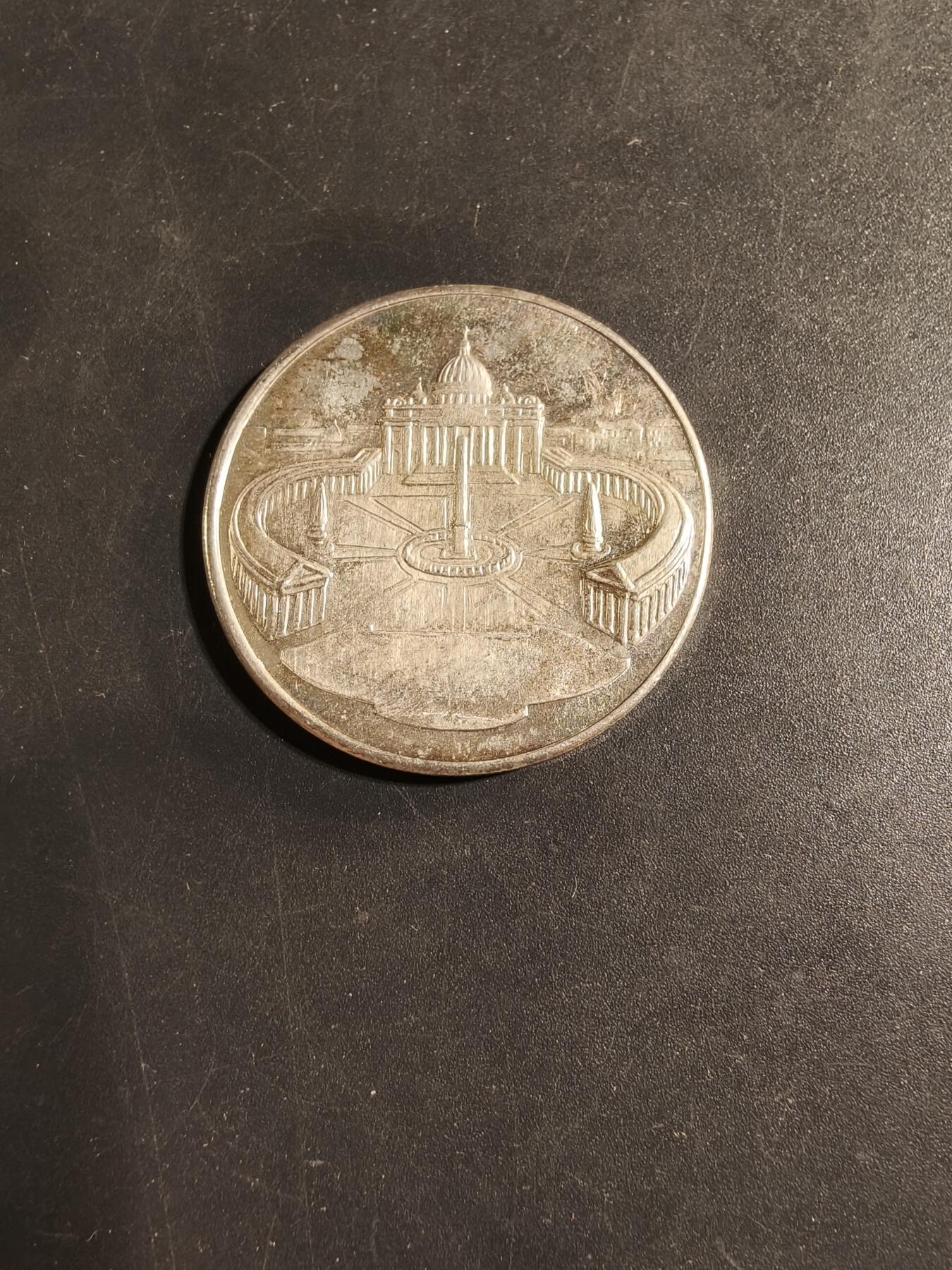 老王徽章第169期 梵蒂冈圣伯多禄大殿和广场纪念章     直径35mm.   重量14.9g