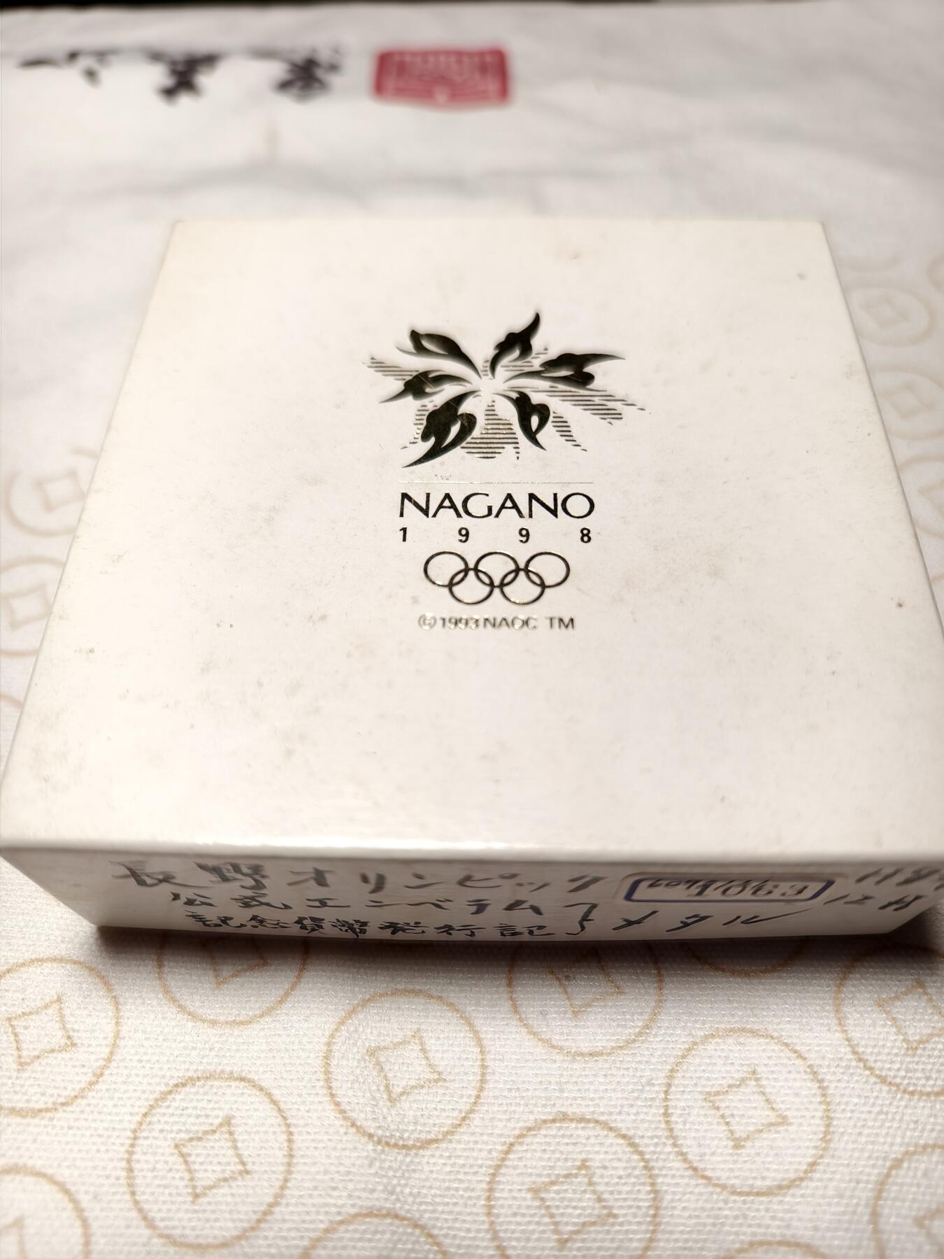 抚柳草堂-首期章牌钱币 限时免佣 满百包邮 放漏专场 1998年长野冬奥会纪念币二次发行大银章 120g纯银材质局部镀金 原盒带证 品相完美