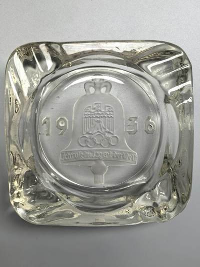 小驴勋章奖章收藏12月13日周六晚六点拍卖（珍爱和平，收藏战争，铭记历史，勿忘国耻，忠党爱国。有偿代拍，送拍规则在简介最后，参拍须阅读规则后再参拍，关系到运费包装发货时效真假辨别等关键信息，拍卖时不再发原图，看大图店主微信码在拍卖店铺介绍里） - 得三1936年柏林奥运会烟灰缸，一斤多，中间为1936年柏林奥运会会徽，少见，正价三四百刀了