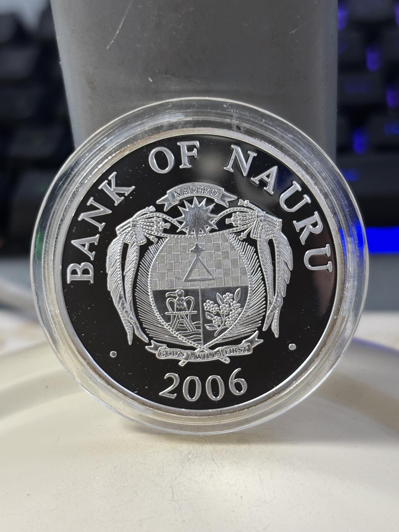 第185期拍卖 瑙鲁2006年 欧洲地标-西班牙圣地亚哥主教座堂立体部分镀金精制银币， 1盎司，999银 发行量：2000枚