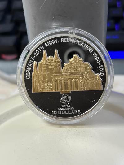 第185期拍卖 - 库克2010年世界奇观系列德国景观立体镀金纪念银币，999银镀金，边缘有氧化，发行3000枚，塑料盒有瑕疵