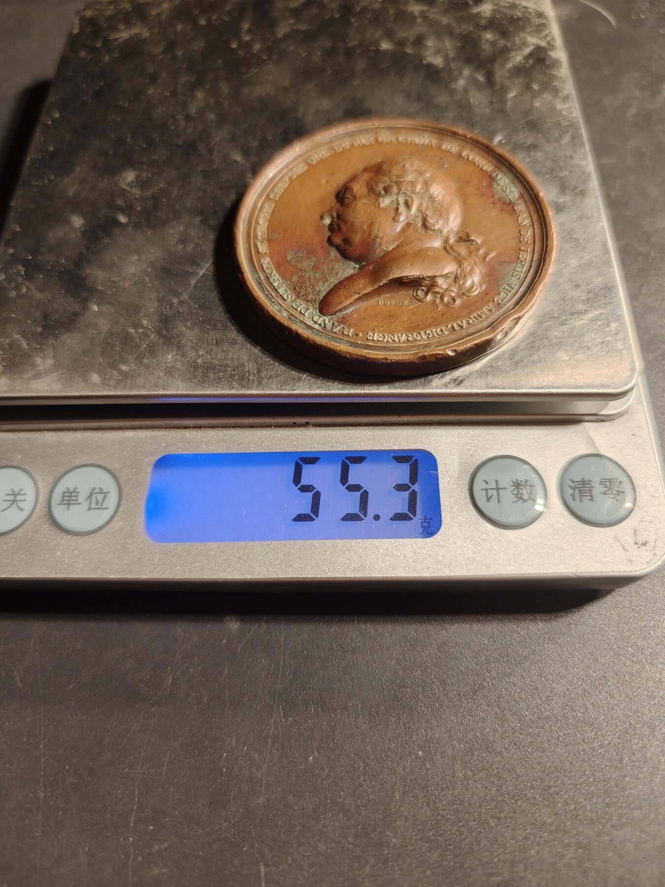 老王徽章第169期 法国1784年海军上将皮埃尔·安德烈·德·苏弗朗·德·圣特罗佩印度洋战胜英军大铜章    背面纪念了苏弗朗在印度洋战役中的关键成就，包括在开普敦抵御英军入侵、攻占亭可马里以及解放古德洛尔等，这些胜利巩固了法国在印度的地位      直径50mm.   重量55.3g 