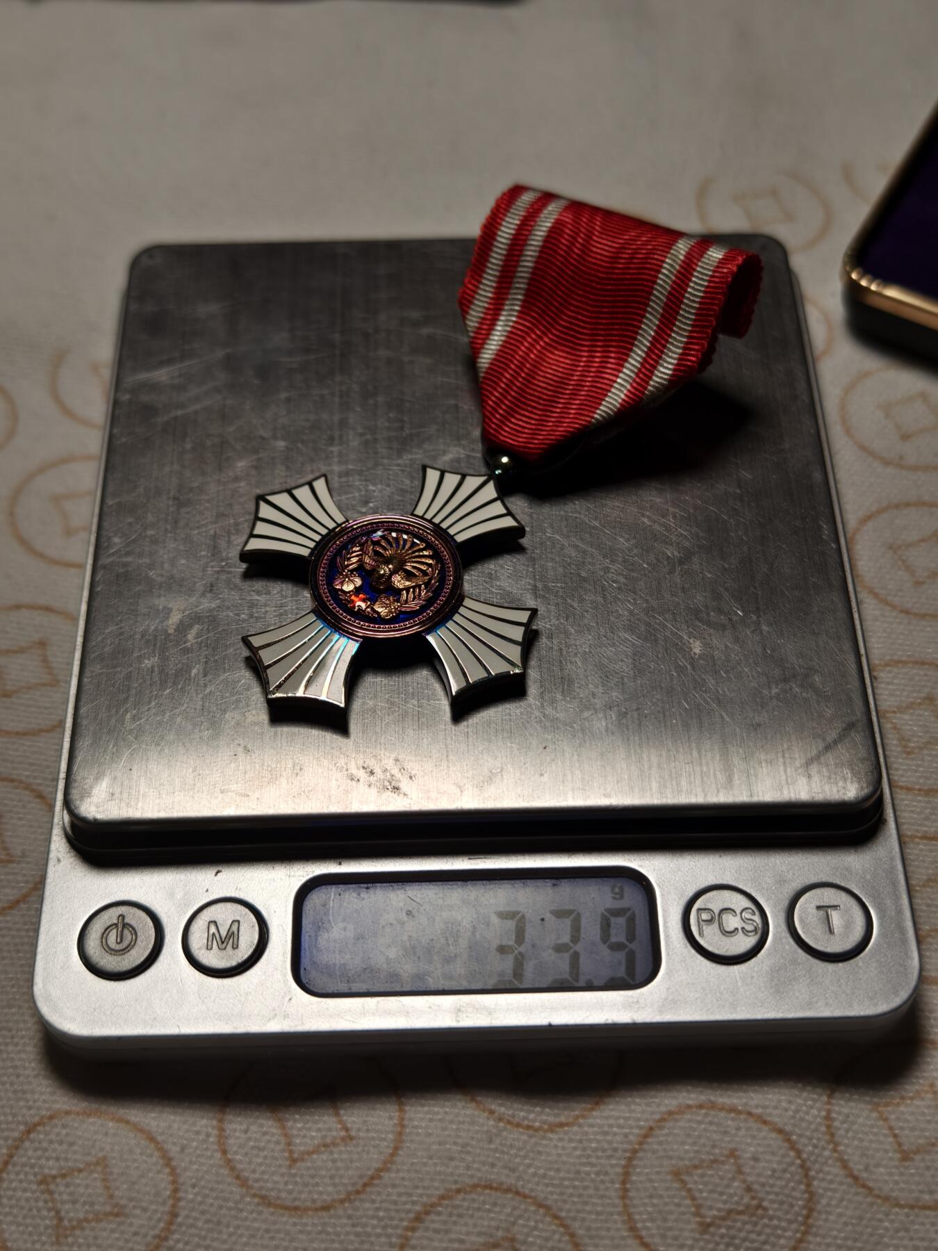 抚柳草堂-首期章牌钱币 限时免佣 满百包邮 放漏专场 赤十字金色有功章 银质七宝烧 工艺很好品相也很好 重33.9g