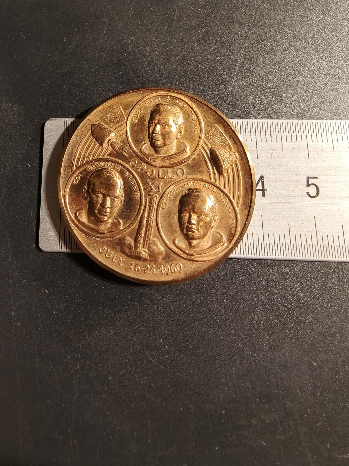 老王徽章第169期 美国阿波罗11号登月纪念章      编号007452      直径39mm.    重量22.9g