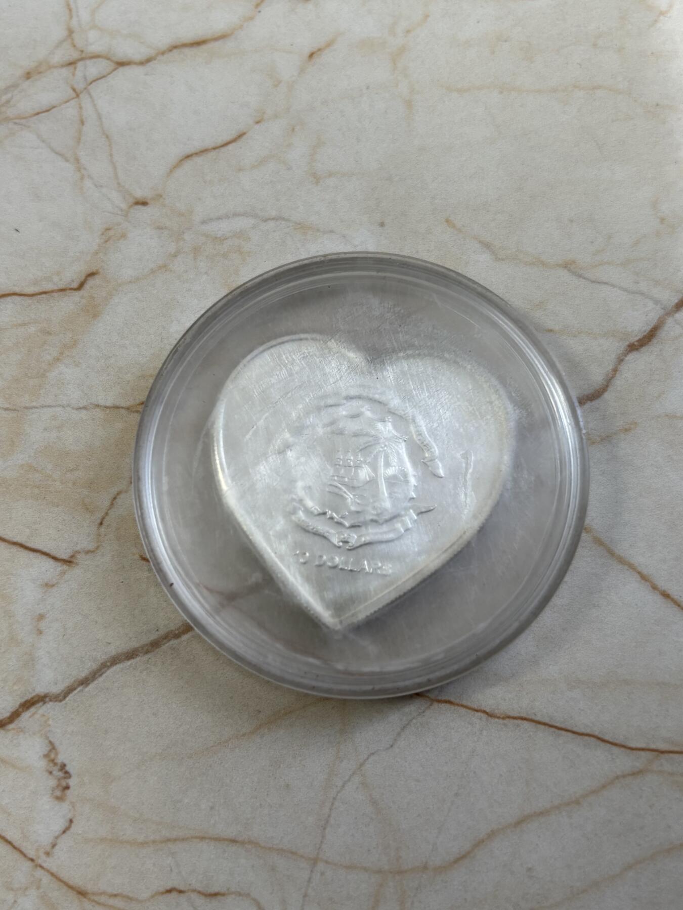 第185期拍卖 利比里亚2006年白天鹅爱情桃心形彩色纪念银币，925银，25克，发行2500枚