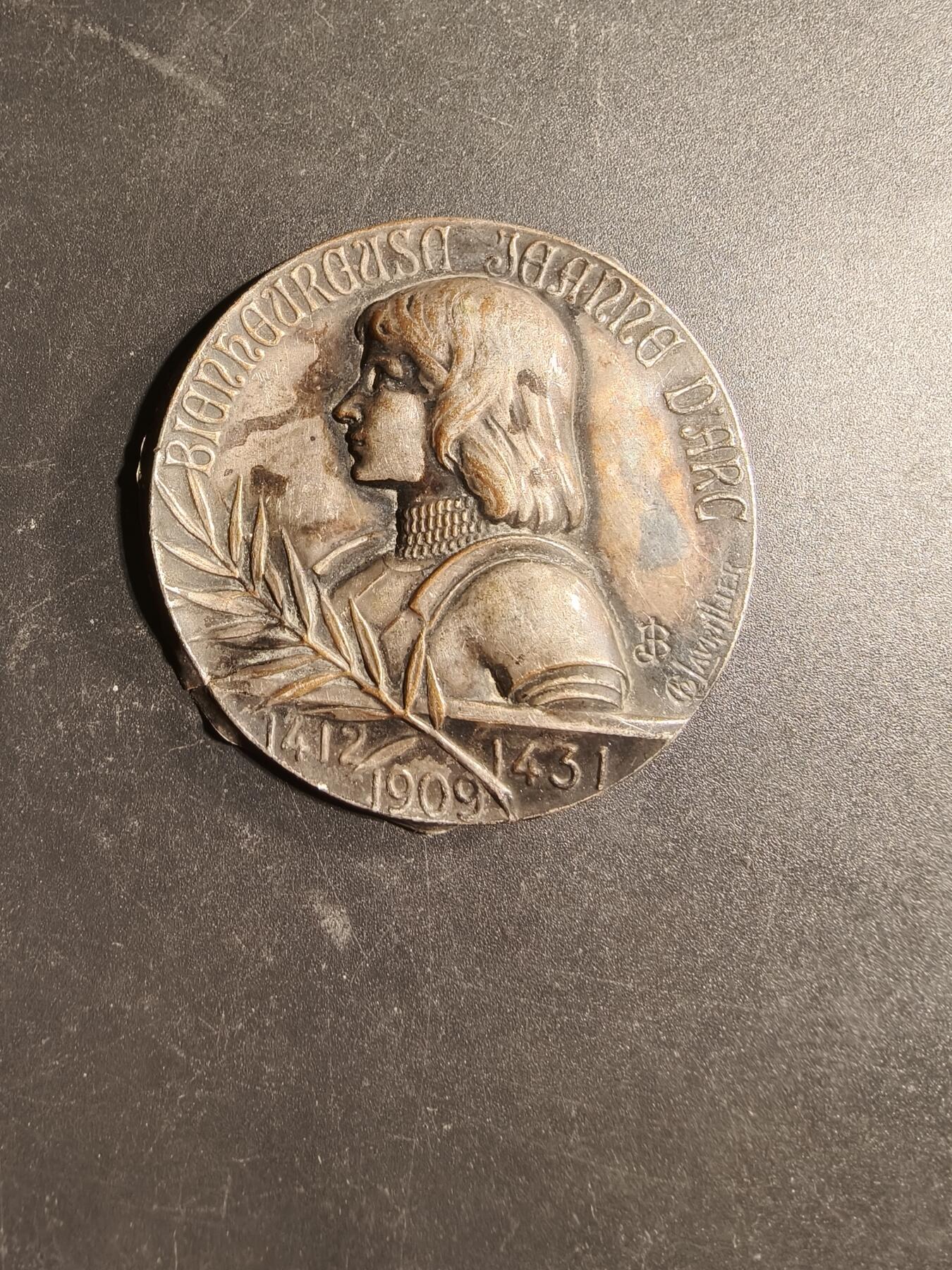 老王徽章第169期 法国圣女贞德单面镀银铜章     直径52mm.    重量6.1g