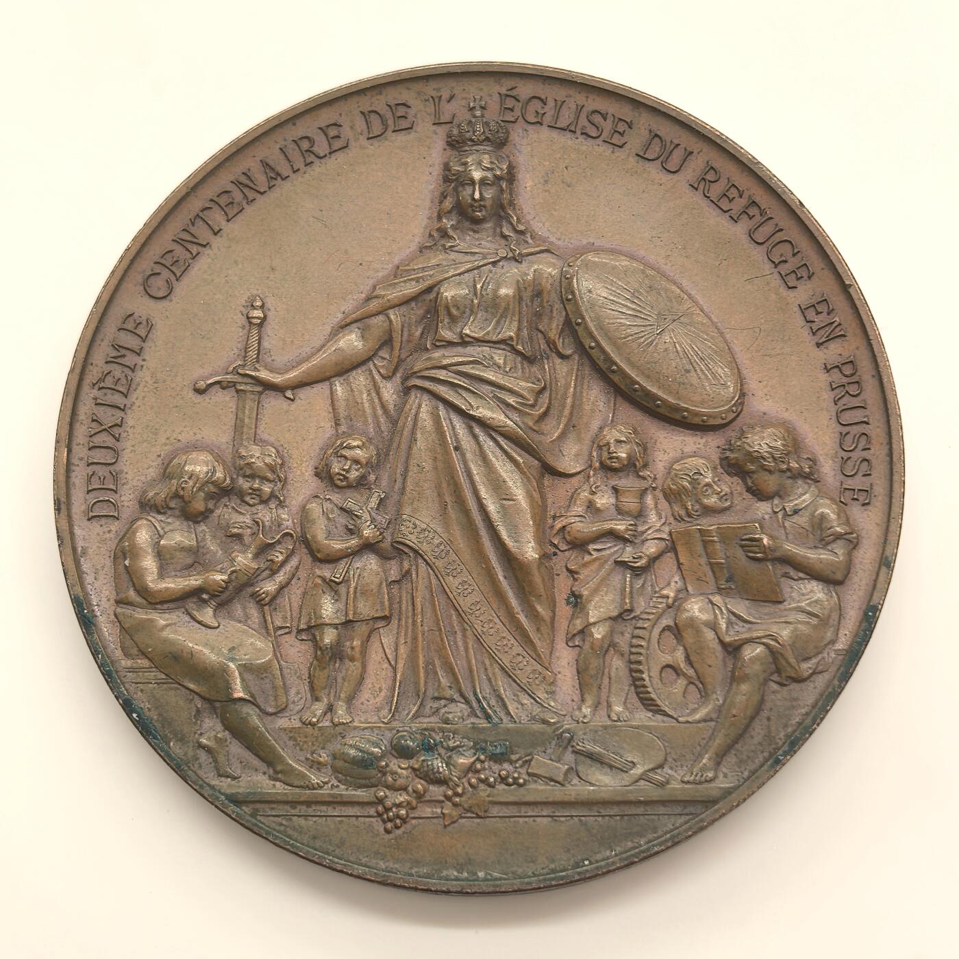 博洋堂世界钱币拍卖第151期（全场包邮） 德国普鲁士1885年纪念柏林法国教区成立200周年大铜章，60.8mm,106g,正面图案：花枝环绕下，弗里德里希大帝和威廉一世的侧像，在两顶加冕皇冠的衬托下，冠冕头鹰两翼张开，气势非凡。反面图案：波卢西亚女神手握剑和盾牌，守护着孩子们。精美的高浮雕铜章，极具收藏价值。