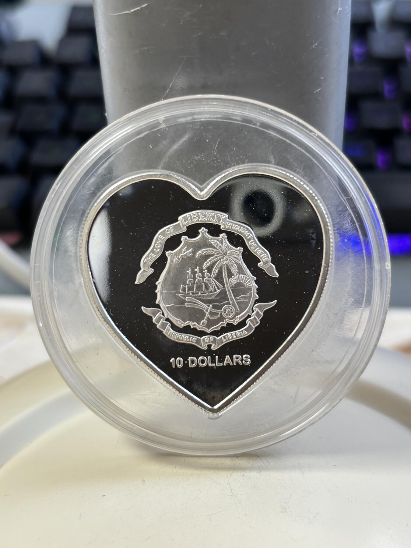 第185期拍卖 利比里亚2006年白天鹅爱情桃心形彩色纪念银币，925银，25克，发行2500枚