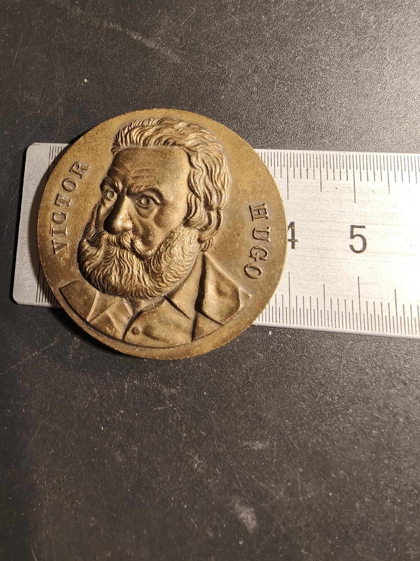 老王徽章第169期 法国著名作家维克多•雨果纪念章     直径39mm.   重量25g