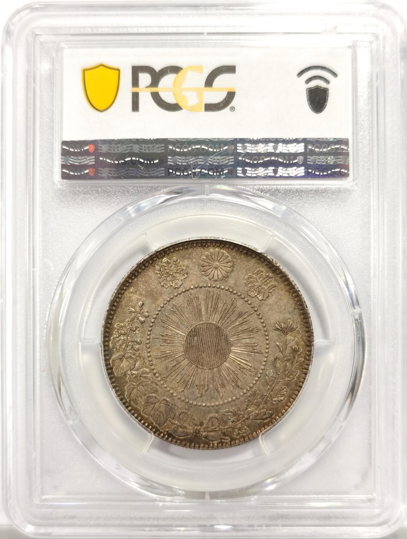 博洋堂世界钱币拍卖第151期（全场包邮） PCGS MS63 明治三年旭日龙五十钱银币 非常漂亮的油画五彩包浆，有很不错的类镜面质感，相当难得的状态。明三的五十钱有这种品相也是相当难得