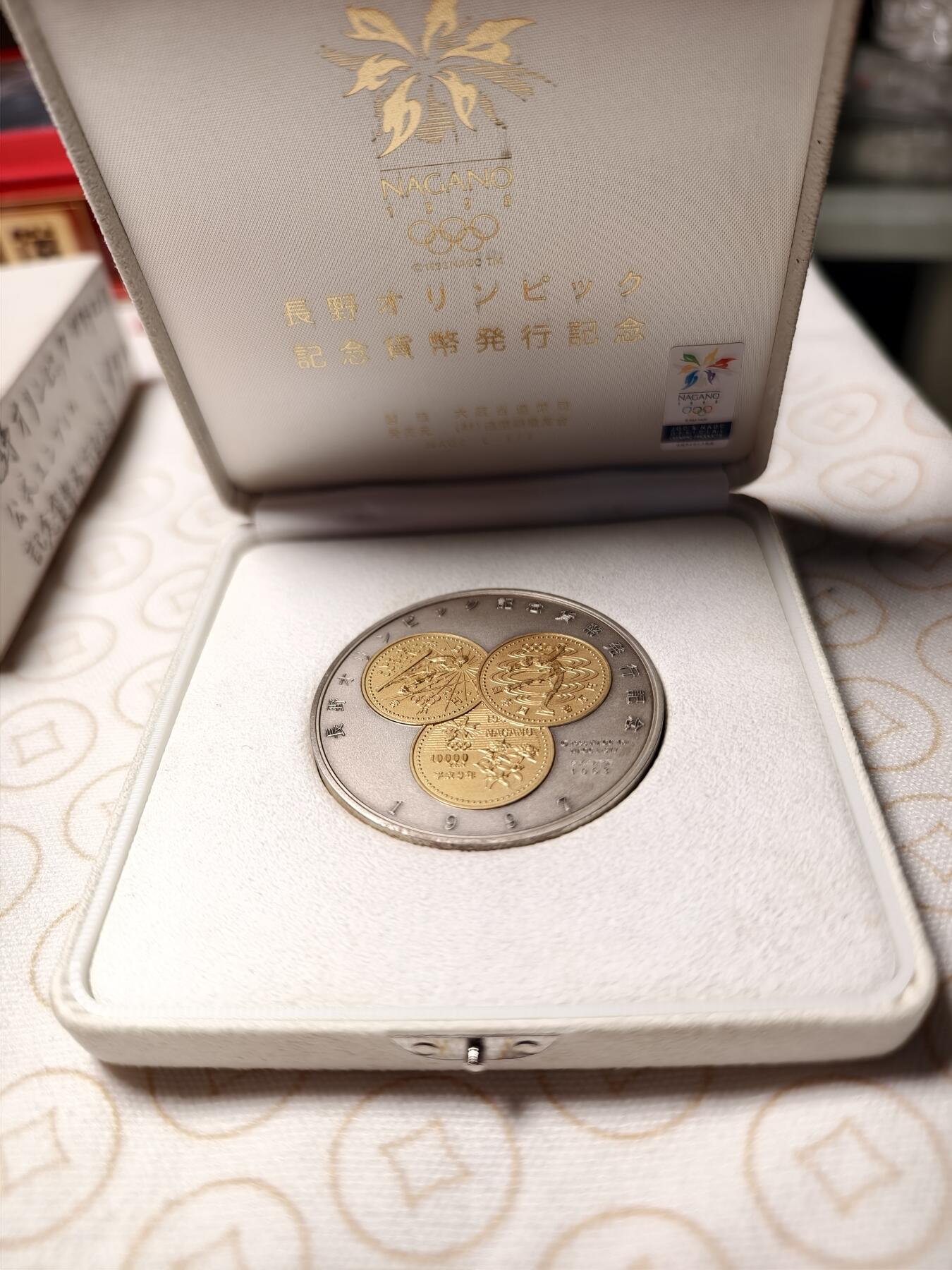 抚柳草堂-首期章牌钱币 限时免佣 满百包邮 放漏专场 1998年长野冬奥会纪念币二次发行大银章 120g纯银材质局部镀金 原盒带证 品相完美