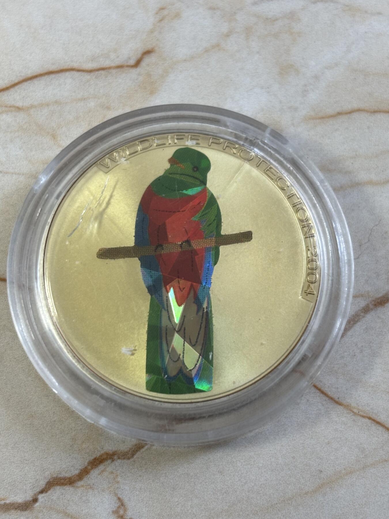 第185期拍卖 刚果2004年非洲珍稀鸟类格查尔鸟棱镜幻彩纪念银币，925银，25克，发行5000枚