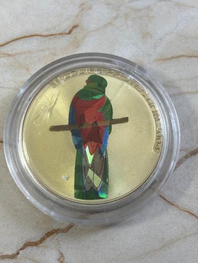 第185期拍卖 - 刚果2004年非洲珍稀鸟类格查尔鸟棱镜幻彩纪念银币，925银，25克，发行5000枚