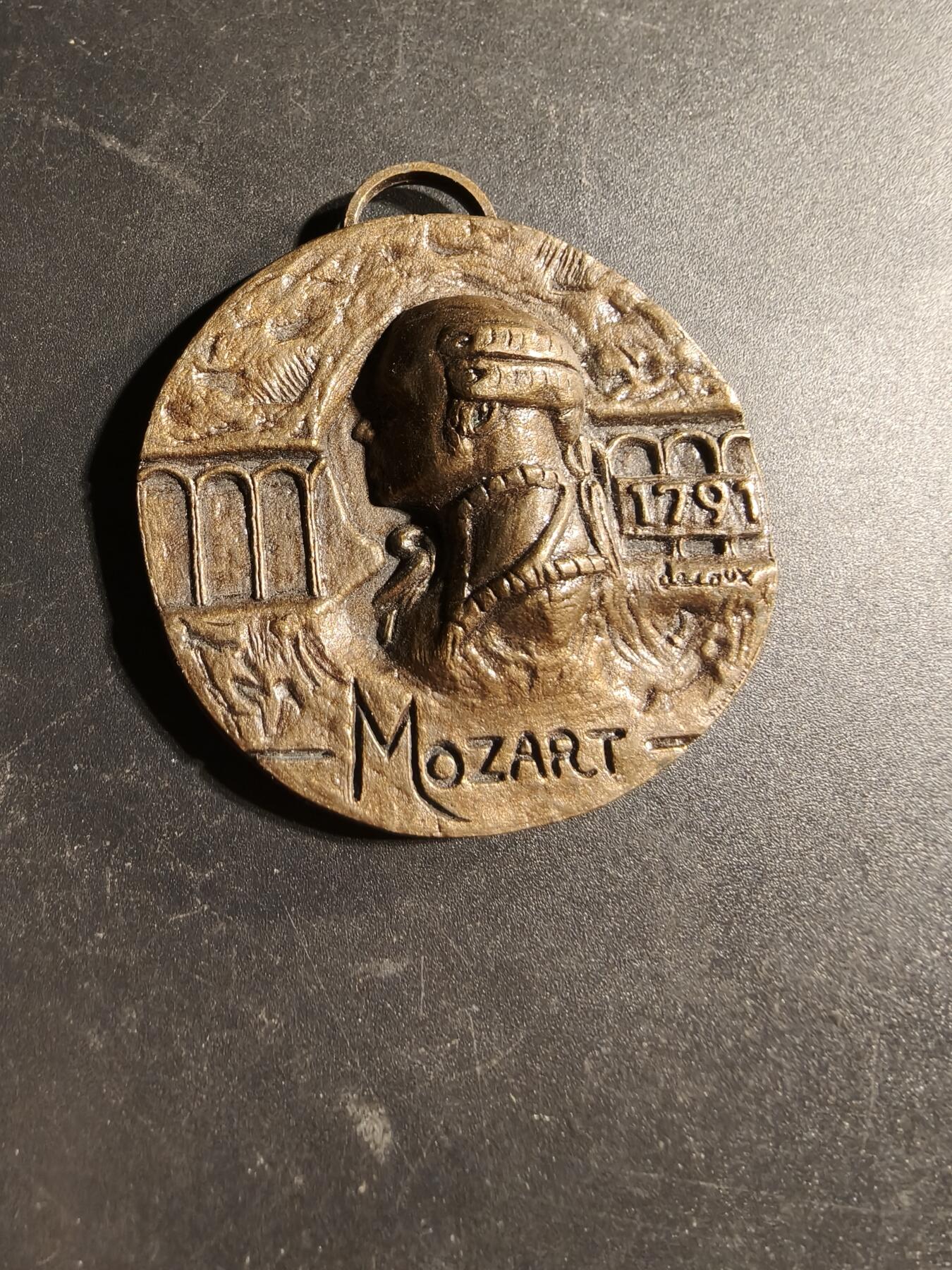 老王徽章第169期 法国1991年第16届巴黎-凡尔赛长跑比赛铜奖者    这项比赛，也被称为“经典长跑”，每年在巴黎和凡尔赛之间举行，全程约16公里。 该奖章正面纪念了著名作曲家莫扎特逝世200周年     直径50mm.     重量42.7g