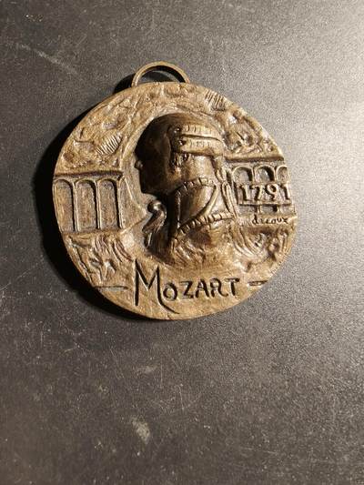 老王徽章第169期 - 法国1991年第16届巴黎-凡尔赛长跑比赛铜奖者    这项比赛，也被称为“经典长跑”，每年在巴黎和凡尔赛之间举行，全程约16公里。 该奖章正面纪念了著名作曲家莫扎特逝世200周年     直径50mm.     重量42.7g