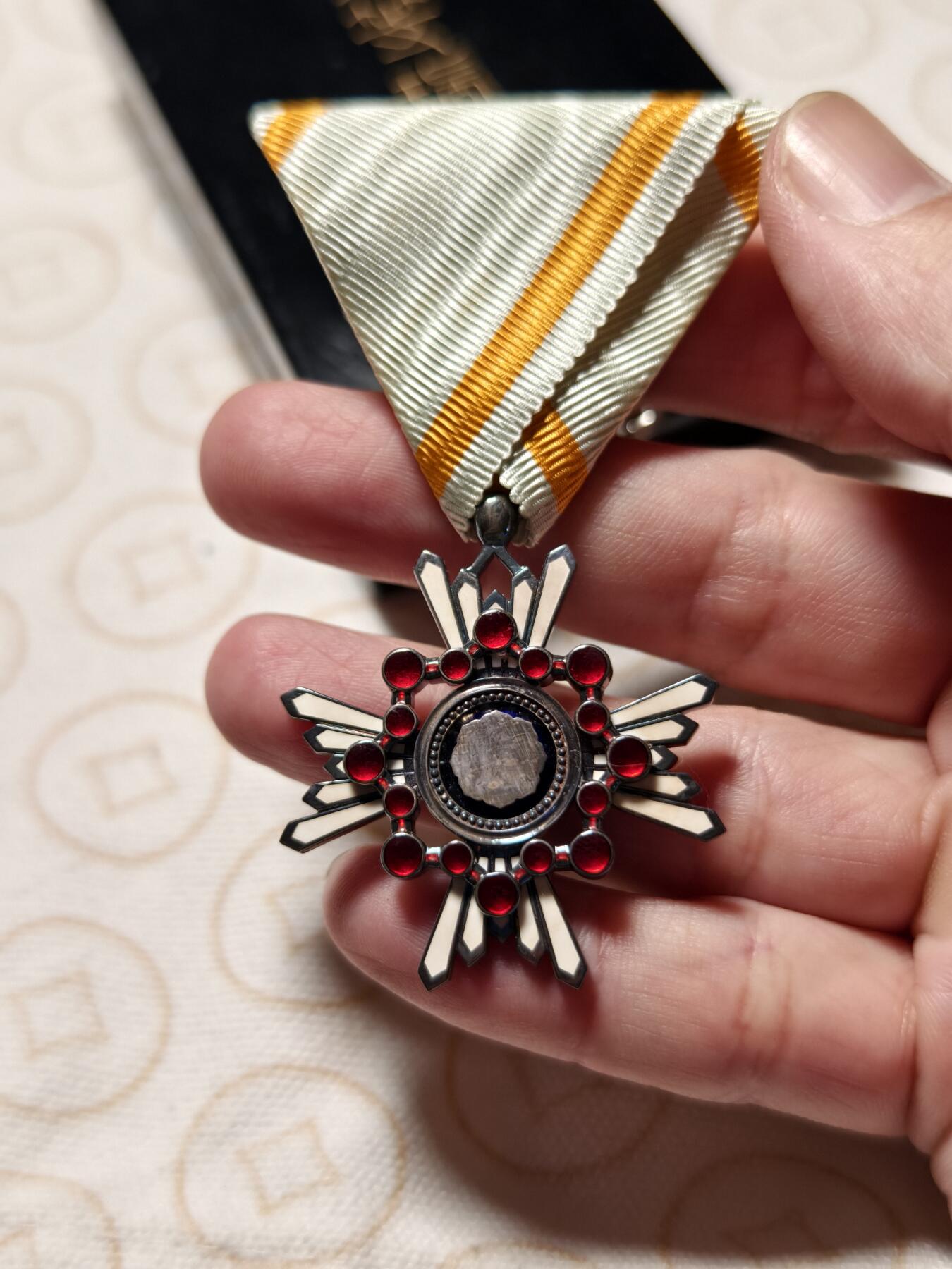 抚柳草堂-首期章牌钱币 限时免佣 满百包邮 放漏专场 勋六等瑞宝章 银质七宝烧 原盒带杯绶 20.4g品相如图