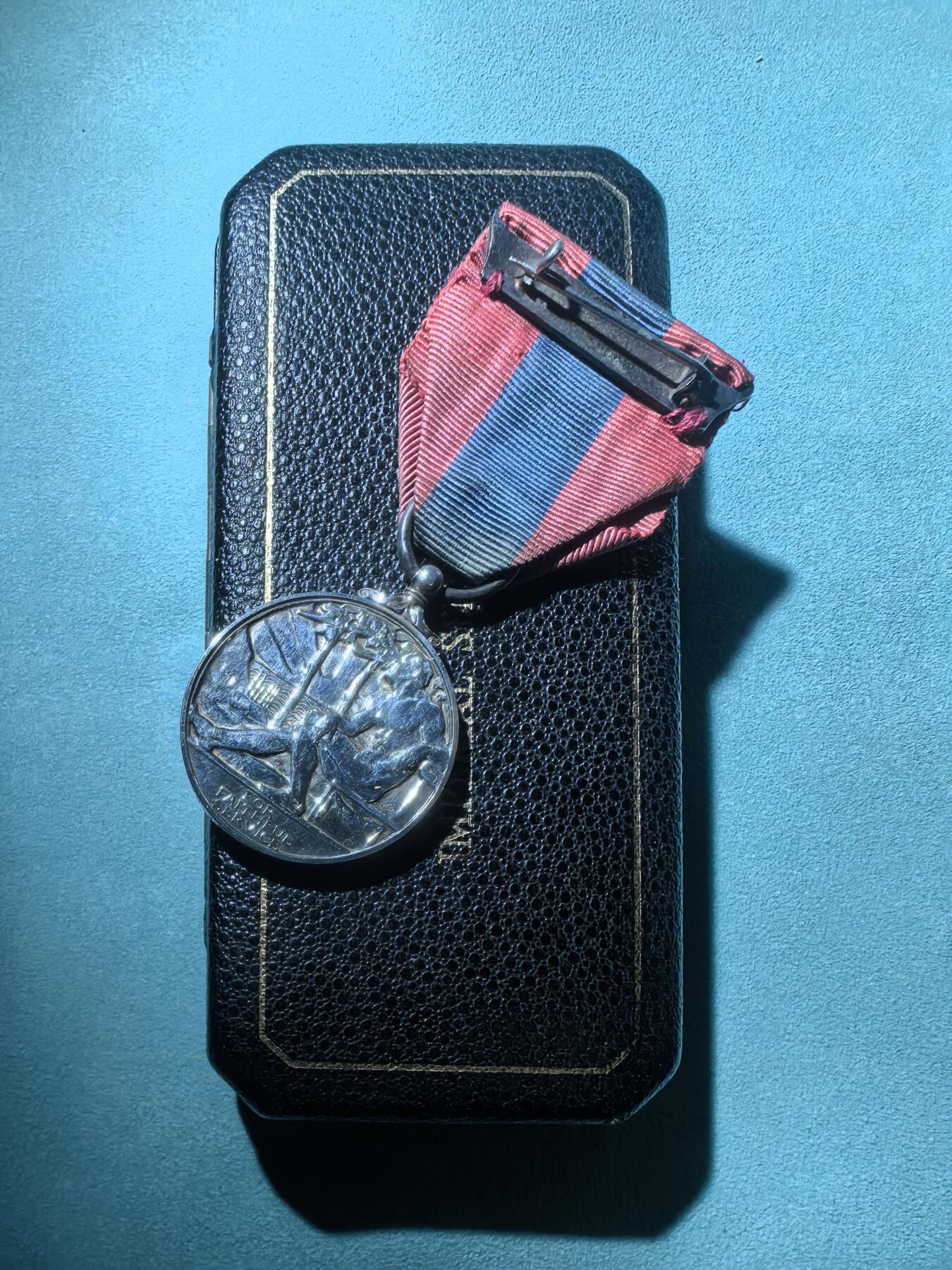 盛世勋华——号角文化勋章邮票专场拍卖第293期 英国帝国服务奖章 伊丽莎白女王版 带原盒 银制 皇家造币局产 带刻名（目前该类奖章有复制品流通于市场，请各位藏友注意） 