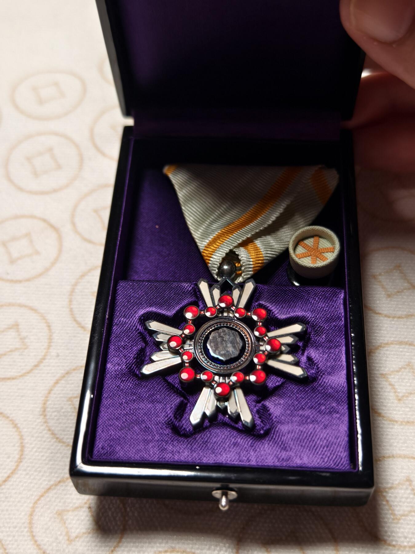 抚柳草堂-首期章牌钱币 限时免佣 满百包邮 放漏专场 勋六等瑞宝章 银质七宝烧 原盒带杯绶 20.4g品相如图