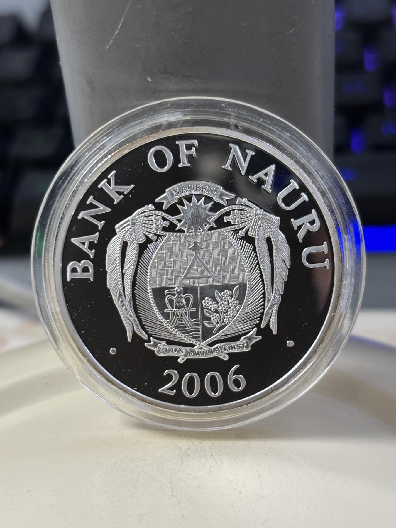 第185期拍卖 瑙鲁2006年 欧洲地标-西班牙圣地亚哥主教座堂立体部分镀金精制银币， 1盎司，999银 发行量：2000枚