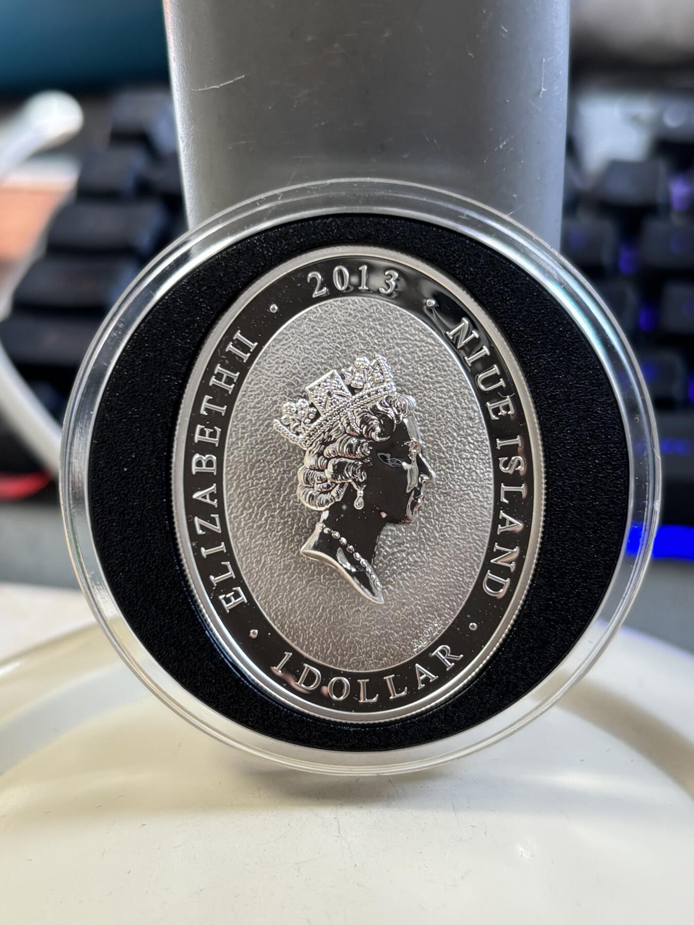 第185期拍卖 纽埃2013年十二生肖蛇彩色椭圆纪念银币，999银，28克