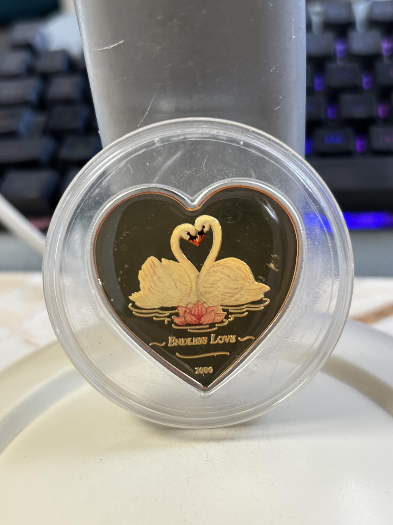 第185期拍卖 利比里亚2006年白天鹅爱情桃心形彩色纪念银币，925银，25克，发行2500枚