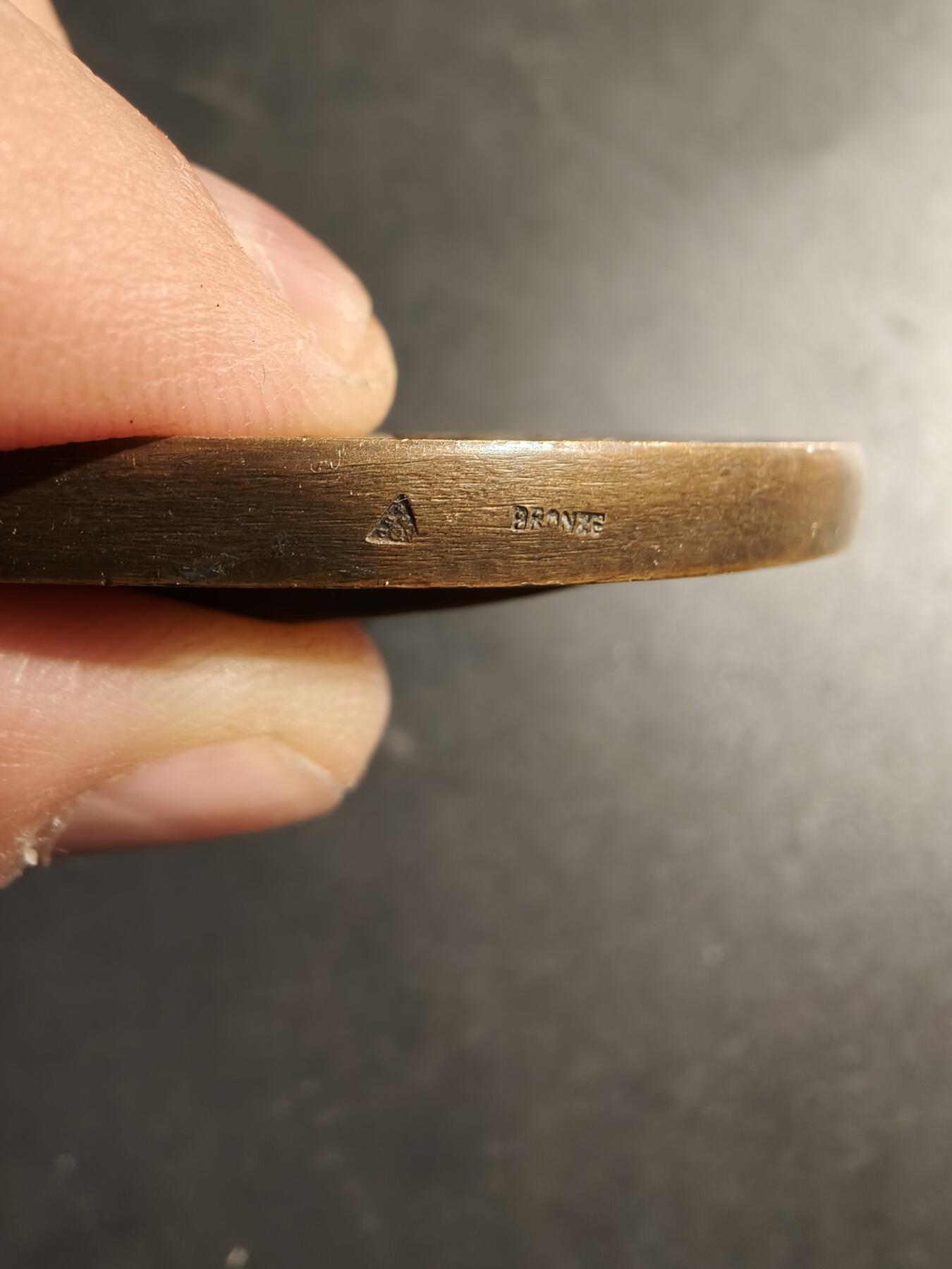 老王徽章第169期 法国圣路易中学大铜章    直径72mm.   重量168.7g